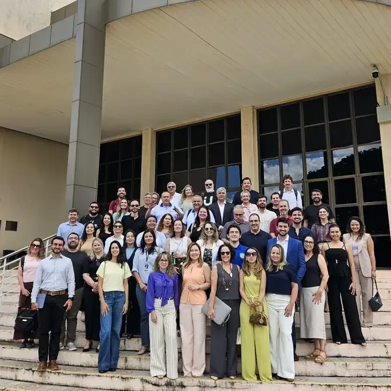 Foto de grupo nas escadas do prédio — Pacto pela Inovação