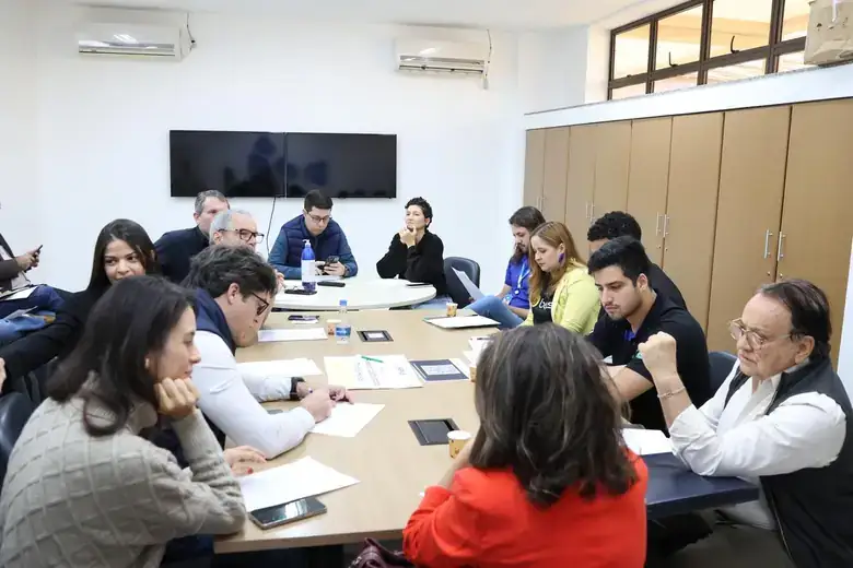 Reunião em mesa redonda do Pacto pela Inovação