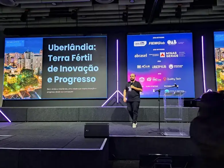 Apresentador durante palestra do Pacto pela Inovação