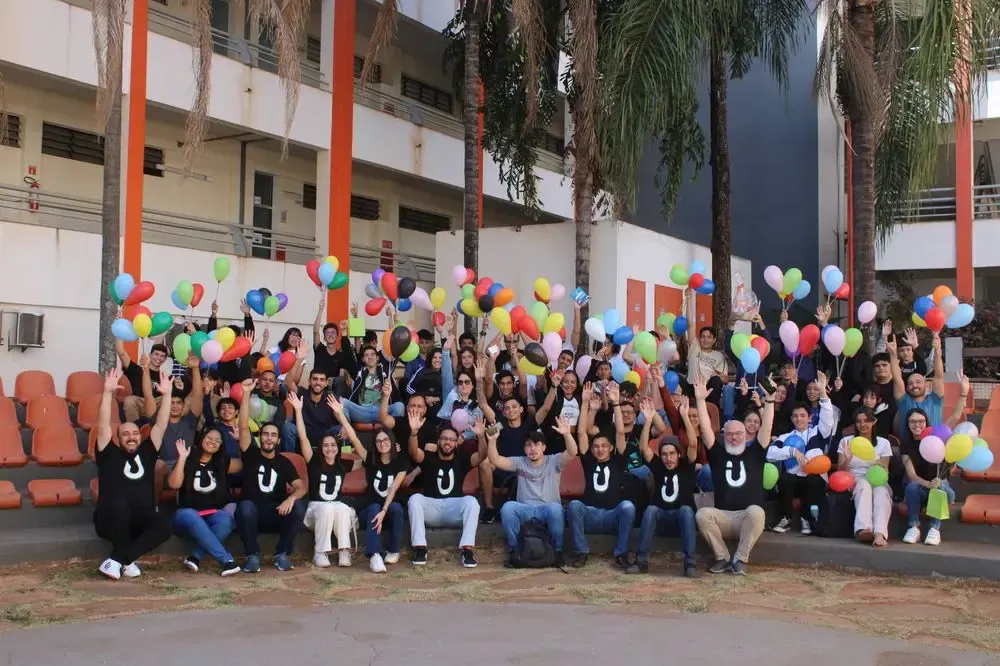 Turma do UberHub Code reunida em Uberlândia comemorando com balões coloridos