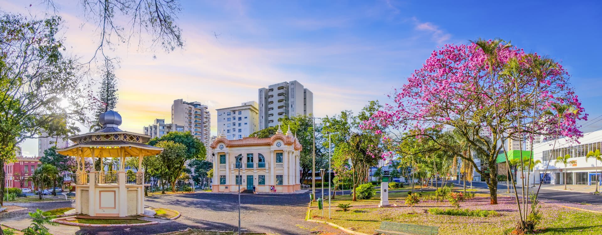 Praça Tubal Vilela com o coreto e o Museu Municipal ao amanhecer, em Uberlândia
